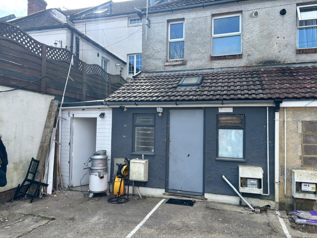 Lot: 54 - FREEHOLD COMMERCIAL INVESTMENT - Rear view of the property
